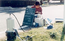 電気探査（比抵抗２次元探査）の測定風景写真